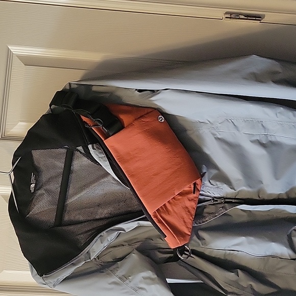 Lululemon Multi Pocket Belt Bag in Canyon Orange - Picture 3 of 3